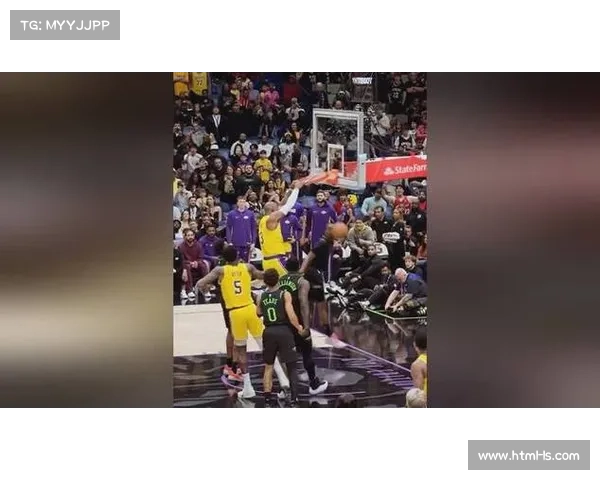 詹姆斯长传艾顿空接扣篮，湖人独行侠对决现精彩配合